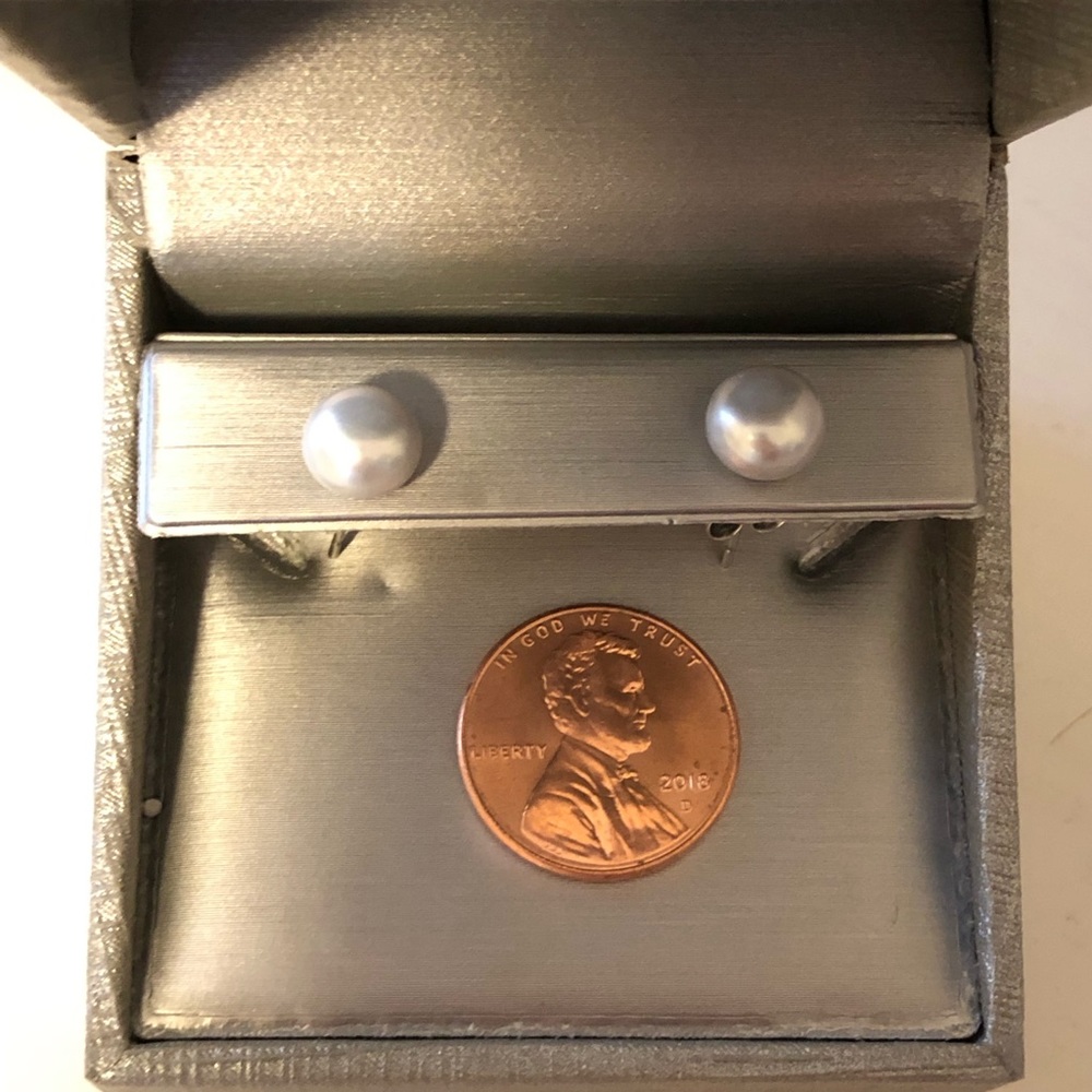 Zales’ Gray pearl earrings